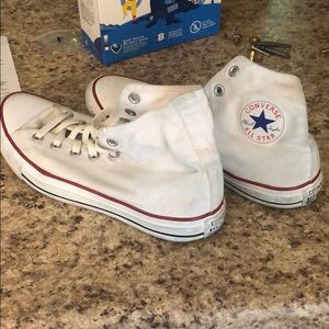 Size 10 women’s converse in good condition!